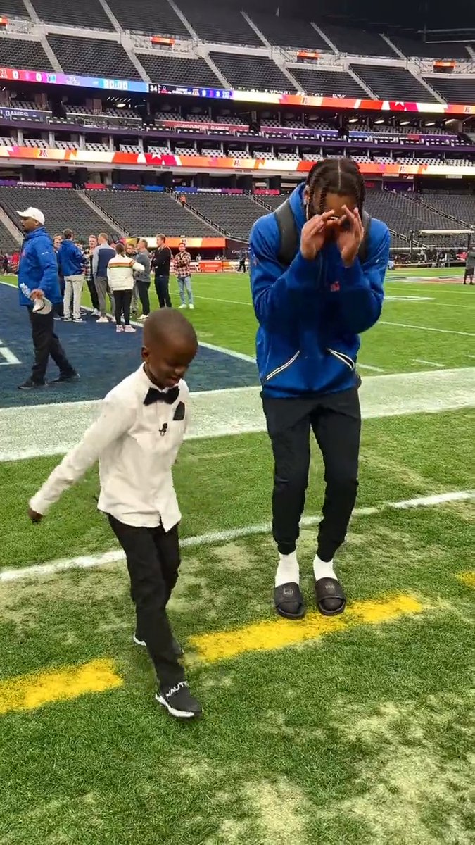 This video of Justin Jefferson teaching young Jeremiah how to do the griddy is so wholesome. Two superstars right there. (🎥: NFL)