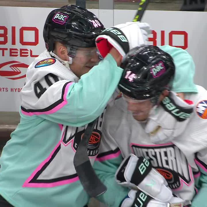 Bo Horvat and Elias Pettersson connect for one last hurrah 🙌