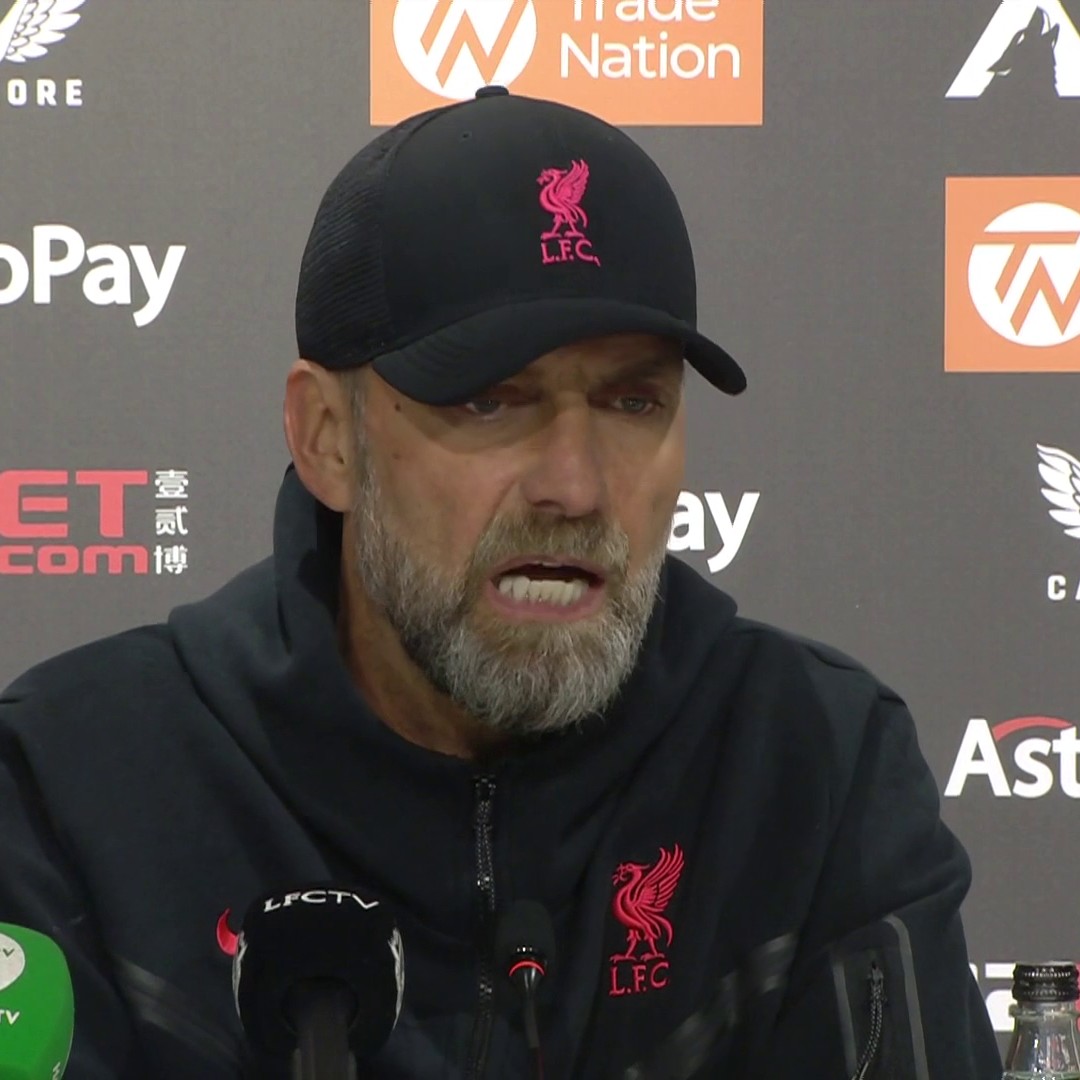 "It's really difficult to talk to you." ❌ Jurgen Klopp refuses to answer a reporter's question after Liverpool's defeat to Wolves yesterday. 🤐