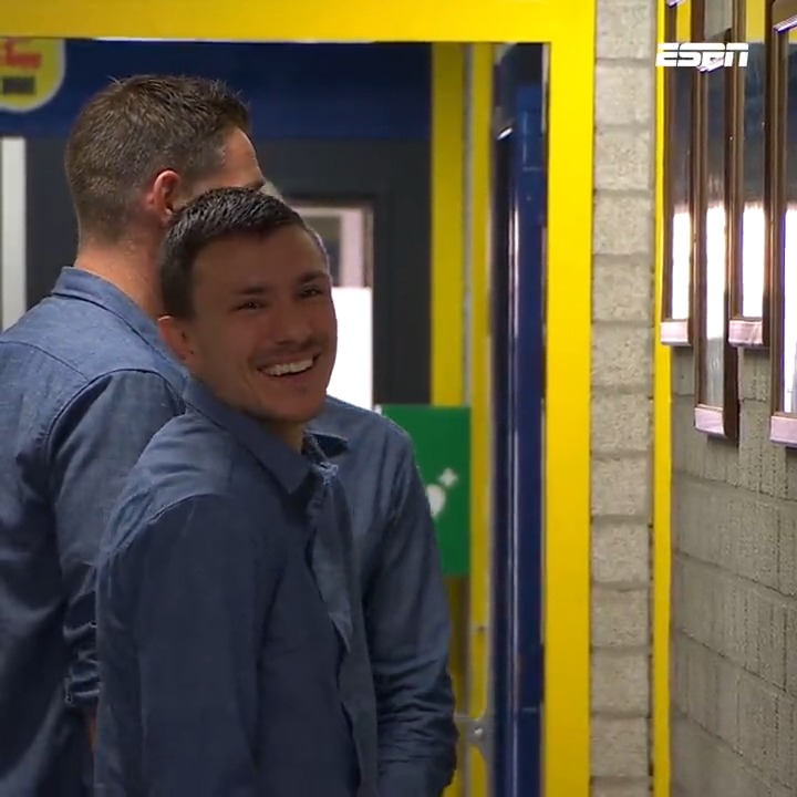 Steven Berghuis spot een bekende in Leeuwarden: "Ik probeer hem te bellen, maar hij neemt niet op." 👀 #camaja