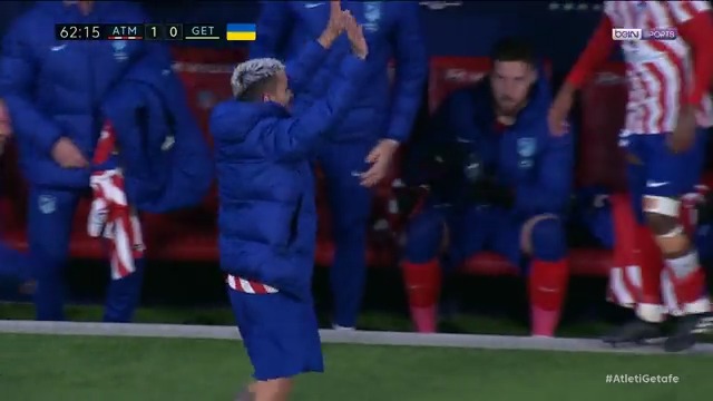 Image insolite durant Atlético-Getafe hier. Remplacé juste après un but refusé, Angel Correa voit son but finalement validé par la VAR et le célèbre… depuis le banc de touche. 😂 🎥 beIN SPORTS