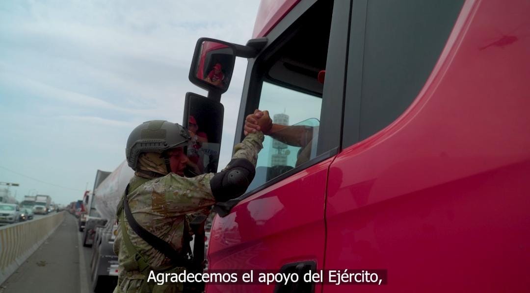 ¡Presentes donde el país nos necesite! Nuestras Fuerzas Armadas continúan trabajando para garantizar el derecho al libre tránsito y el abastecimiento de los insumos necesarios para nuestra población. #NuestraMisiónElPerú🇵🇪