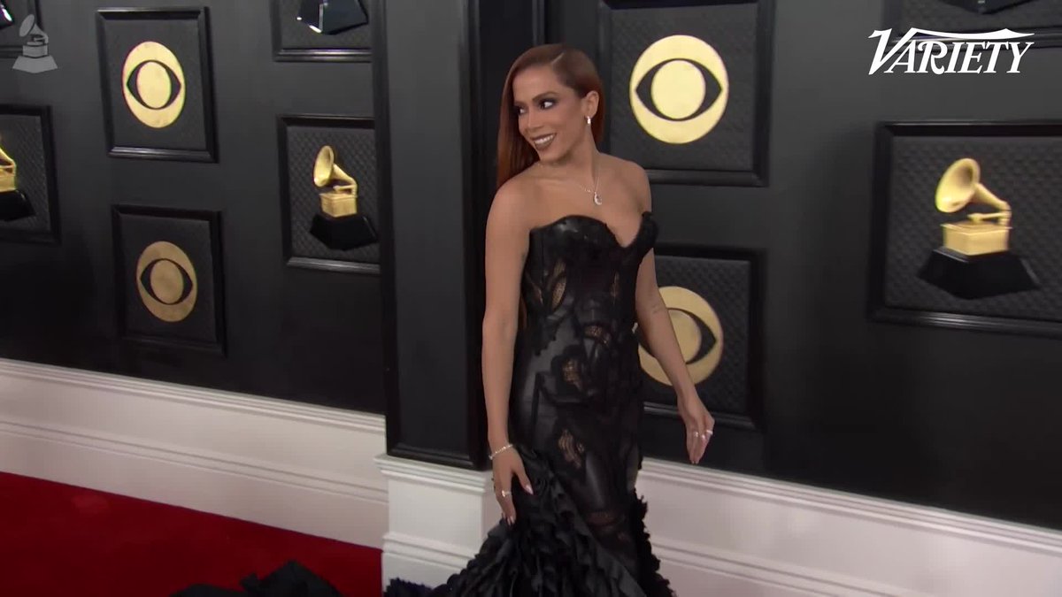 🚨VEJA: Fotógrafos gritando o nome da Anitta no red carpet do #GRAMMYs