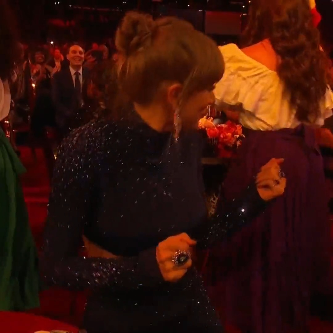 #TaylorSwift bailando Benito Antonio es lo que necesitábamos para arrancar los #GRAMMYsTNT ¡CON TODO! 🔥💃🏻 Disfruta de la fiesta de la música ahora por TNT 📺