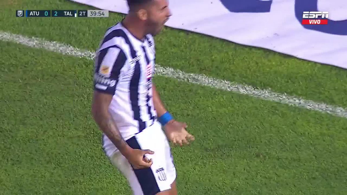 ¡Pegale algo! Nahuel Bustos y un tiro libre para enmarcar.
