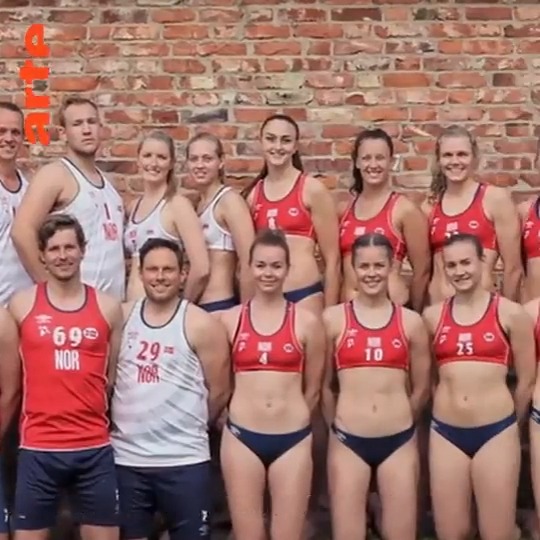 Imposer une tenue légère aux sportives, c'est quand même très lourd ⤵️