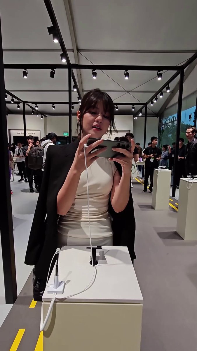 Gaming experience with #GalaxyS23 Ultra 5G was so cOOOl! Look how Vonzy enjoying her time at #SamsungUnpacked, she’s waiting for you to level up your gaming & #ShareTheEpic too! Anyone notice “fastest processor” that makes Vonzy enjoyed her epic Galaxy S23 Ultra 5G? Reply below!