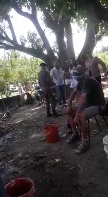 Vean cómo la Diputada K Romina Uhrig (participante de Gran Hermano) de la peor manera trataba a los más pobres para hacerles firmar “escrituras”para quedarse con las tierras. No falla, el kirchnerismo lleva el sello ISO de la corrupción. 👇👊✌🏿💣