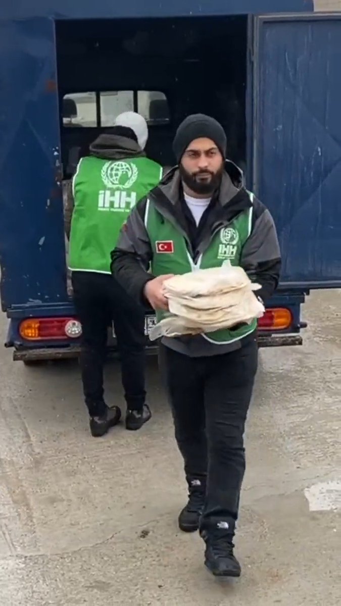 Suriye fırınlarında üretilen ekmekler, Türkiye’deki afetzedelere ulaştırılıyor ve aşevimizde ekip arkadaşlarımız tarafından vatandaşlarımıza dağıtılıyor.