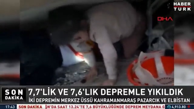 #SONDAKİKA - Gaziantep'te enkaz altından bir çocuk emekleyerek sağ salim çıktı. İşte o görüntüler...