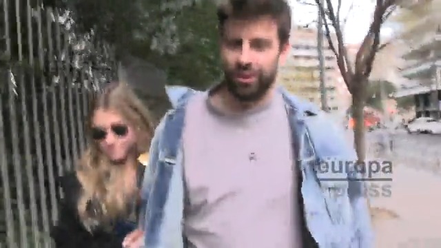 Analizando estos dos minutos, me bastan y me sobran para darle la razón a Shakira en varias cositas. Qué déspota es Gerard Piqué, qué mal lleva el tema prensa y cuánta inmadurez compartida con Clara Chía. 🤦🏻♀️ Enhorabuena a los compis de Europa Press 👏