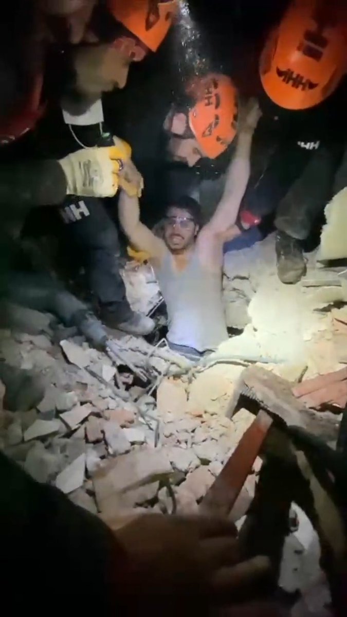 8 saatlik aralıksız gayretin ardından, şükürler olsun bir kardeşimizi daha kurtardık... 📍Malatya, Avşar Otel enkazı. #deprem