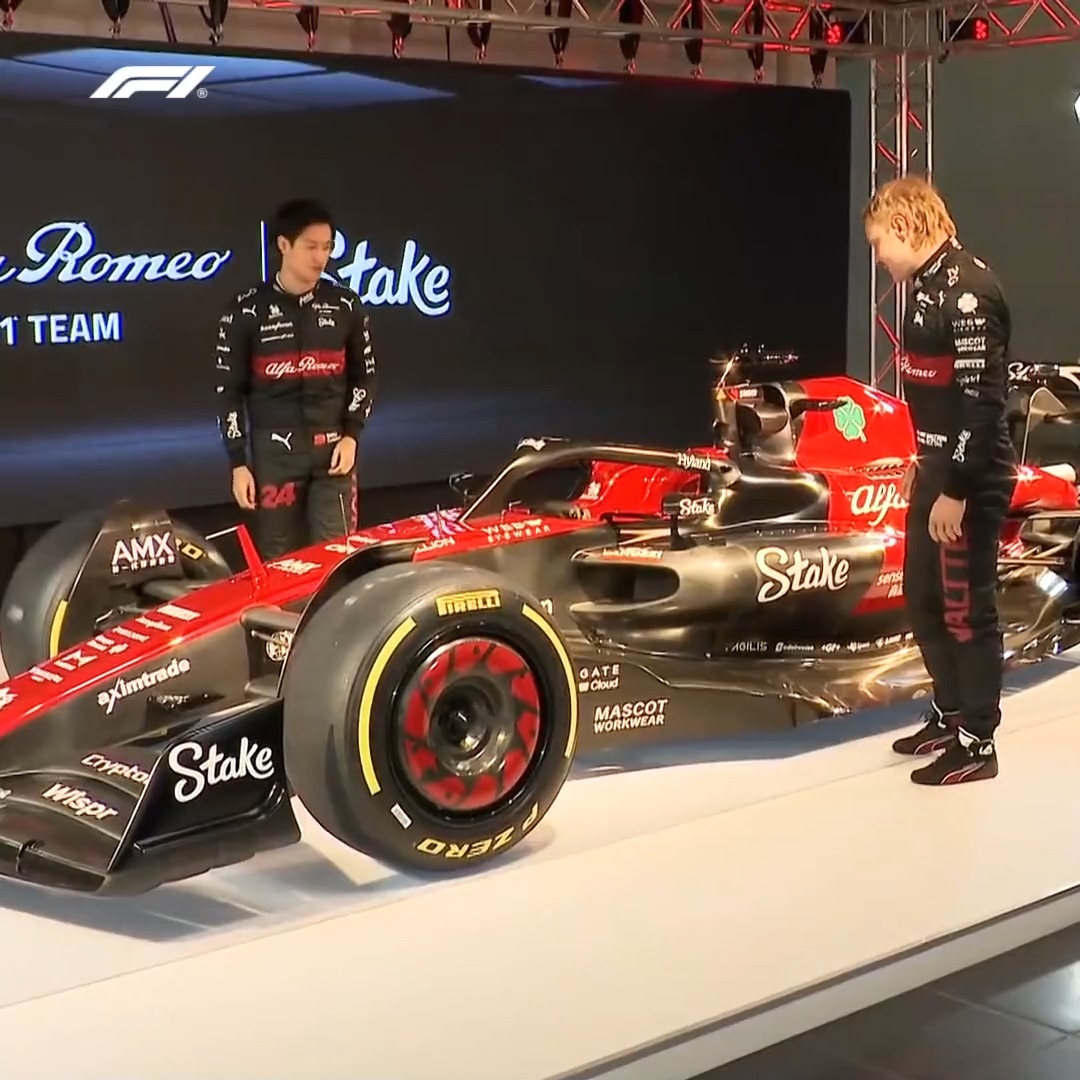 Nothing beats a car reveal with some covers 👋 Valtteri Bottas and Zhou Guanyu meet the C43 for the first time 🤩🤝 #F1 Alfa Romeo F1