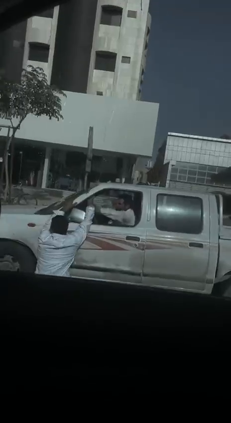 شرطة الرياض تقبض على شخص لإغلاقه باب مركبته على يد آخر أثناء شجار بينهما😰!