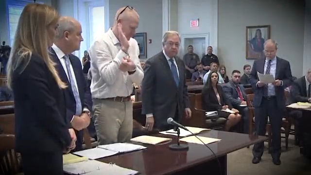 DAY 10 | #MurdaughFamilyMurders Trial | SC v. #AlexMurdaugh The judge will rule on the GSR evidence on a rain jacket found at Murdaugh’s mother’s home. The defense argues the witness misidentified the “blue item” that Murdaugh brought into the house. What do YOU think? ⚖👇