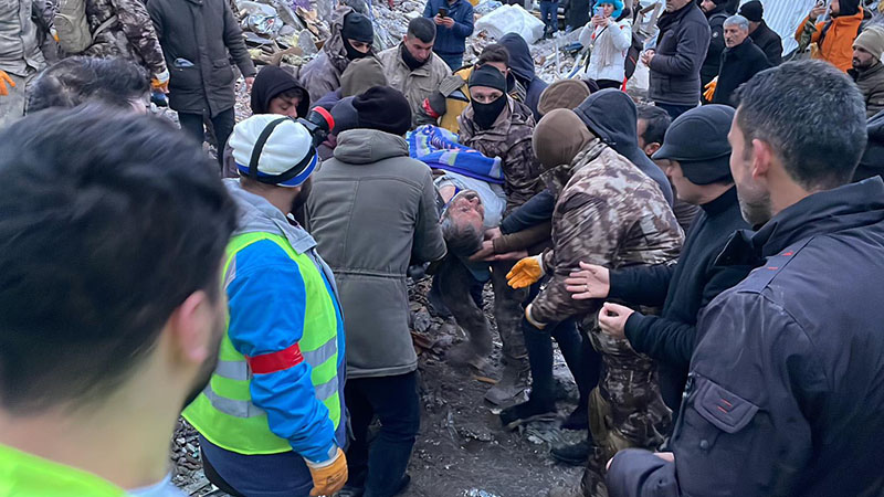 38 saat sonra enkazdan sağ çıktı