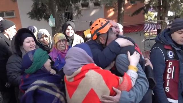 “Evimiz yıkılmıştı. İHH'dan Ahmet abi ve arkadaşları geldi. Saatlerce uğraştılar. Babam rahmetli oldu, anneme sağ salim kavuştuk. Ben öğretmenim; öğrencilerimi Ahmet abi ve arkadaşları gibi çalışkan, düzgün ve mert yetiştireceğim. Söz veriyorum.” Depremzede Hatice, Kahramanmaraş