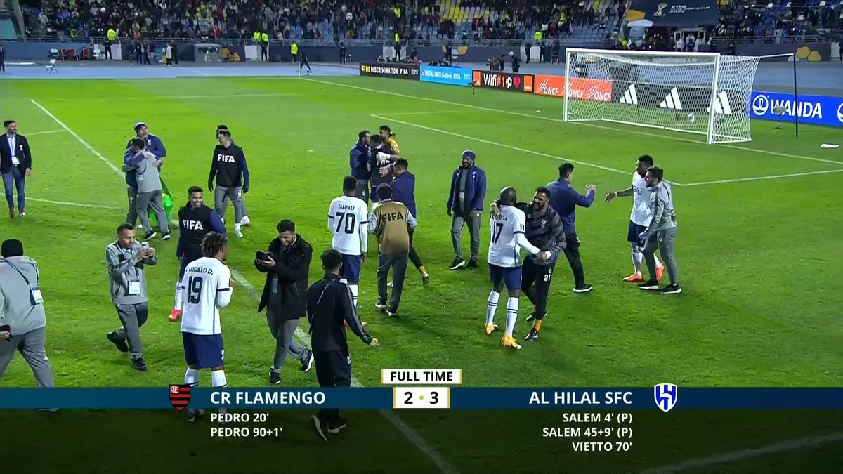 الهلال الكسير، الهلال الجريح، الهلال بنقص الاجانب، الهلال بسيل من المصابين، الهلال بغياب الموقفين، الهلال بعدد المصابين المشاركين، الهلال بدون ظهير، الهلال بايقاف فترتين عن التسجيل يكسسسر كل ذلك ويشرف الوطن كعادته، ويصعد الى نهاااااائي كأس العالم 🏆💙