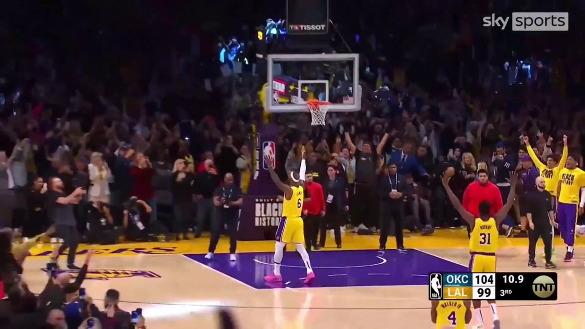 💫 "LeBron stands 𝙖𝙡𝙤𝙣𝙚" 💫 A moment in history 🤩