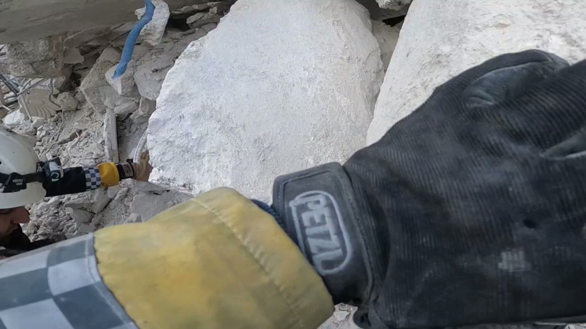 Few days ago he was one of the rescuers providing help. Now he is a victim. Heartbreaking scenes for White Helmets volunteers retrieving their colleague’s body out from under the debris after his home collapsed in the #earthquake. Rest in peace Mahmoud Sharif. #Syria