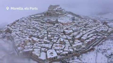 🚁❄️ Imatges espectaculars de Morella a vista de dron aquest migdia. Carreteres tallades, classes suspeses i un gruix de neu que en molts casos supera els deu centímetres. Són els efectes que ha deixat durant la nit la borrasca Isaack. 🔴 Més info: