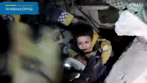 Vídeo 📹 | Este el momento en el que los Cascos Blancos consiguen rescatar a Karam de entre los escombros del terremoto de Siria. El niño ha respondido con una sonrisa