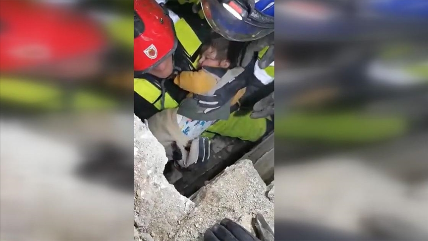 ZAMANA KARŞI YARIŞ Macar ekip 1,5 yaşındaki bebeği enkazdan kurtardı