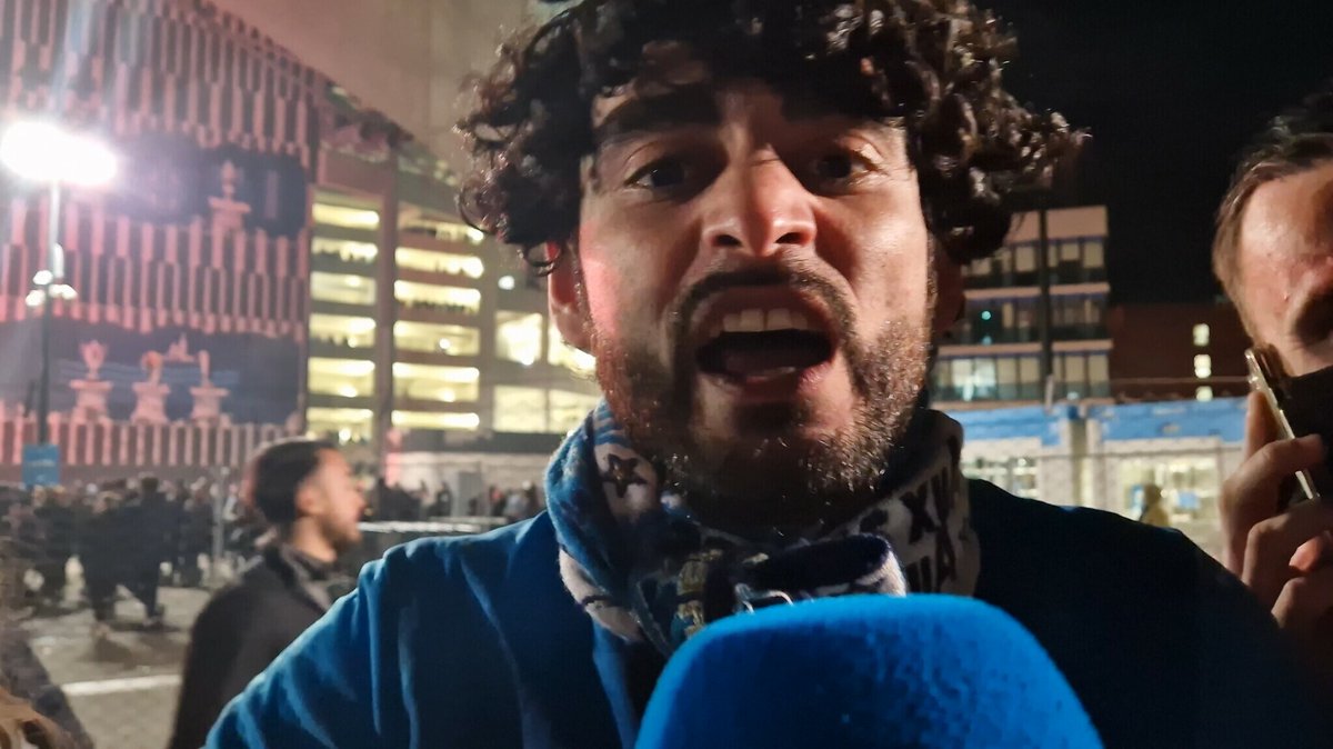 🔵 Ici, c'est Marseille ! Les supporters olympiens étaient euphoriques sur le parvis de la tribune Jean-Bouin après le match, à la sortie du stade Vélodrome #OM #TeamOM #OMPSG
