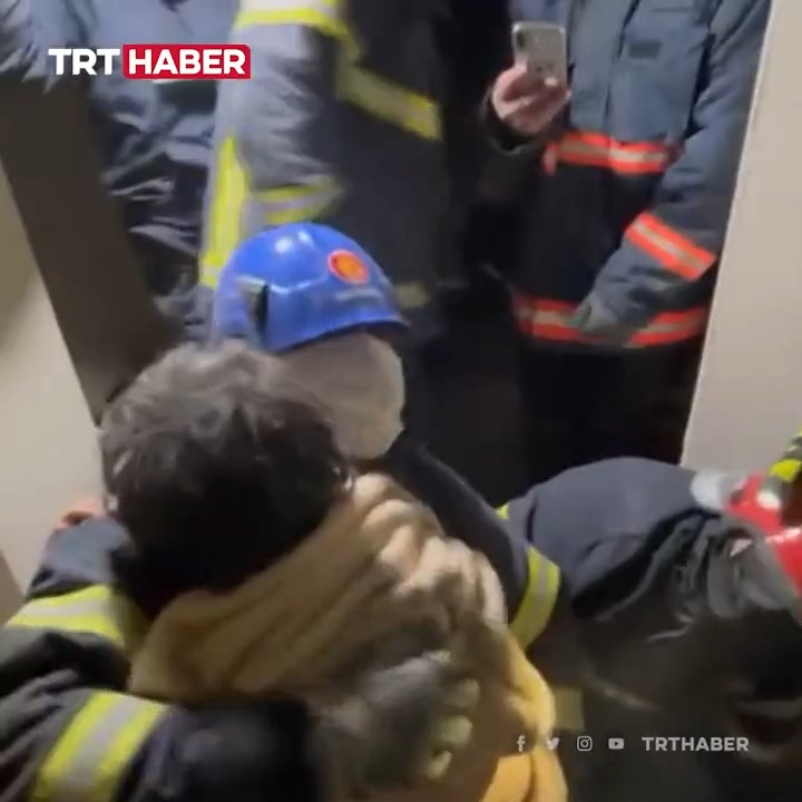 -Abi gözümü açayım mı? -Aç canım aç, aç bebeğim… Adıyaman'da 64 saat enkaz altında kalan 8 yaşındaki Nisa kendisini kurtaran ekibe böyle seslendi.