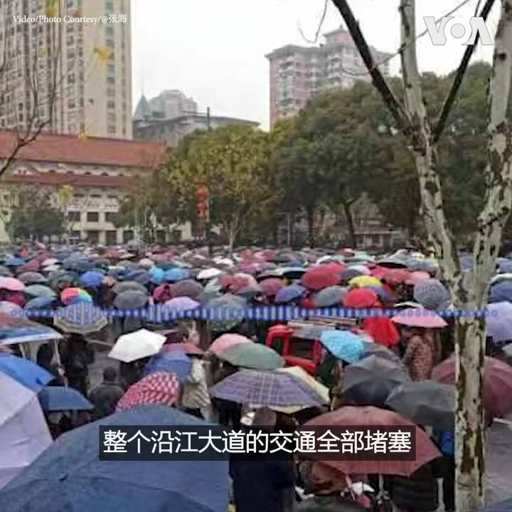 “武汉这么大规模的抗议之前是没有的,”纽约时评人张杰正密切关注家乡因医保改革爆发的示威。从白纸革命的年轻人到武汉的退休老人,张杰说,“中国现在已经是地火蔓延”。他认为要对中国的政治变局有信心,“当一个社会大多数人消极、悲观、绝望,只要一小部分人采取行动,任何一个王朝都会灰飞烟灭。”