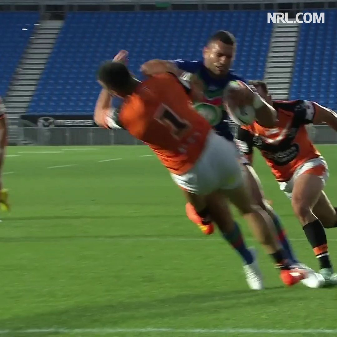 Ouch! Montoya says don't argue ✋ #NRLWarriorsTigers