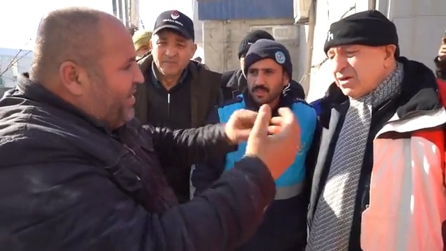Deprem bölgesindeki arama kurtarma çalışmaları çok yetersiz. Günler geçmesine rağmen enkaz altında kurtarılmayı bekleyen, ancak kurtarma ekiplerinin ulaşamadığı noktalar var....