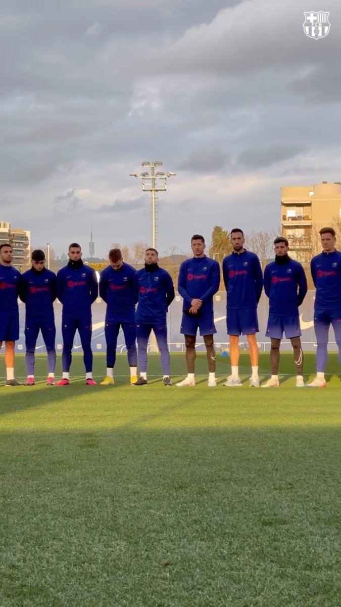 🙏 Before training, there was a minute's silence in memory of the victims of the deadly earthquake in Turkey and Syria as well as for the passing of former Barça player Marcos Alonso Peña. Rest in peace.