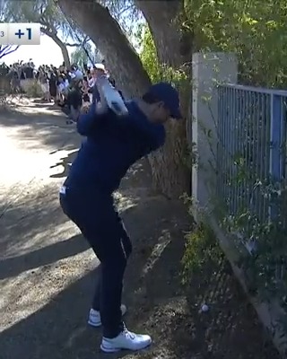 Are you kidding 🤯 Rory McIlroy has no issues from the trees WM Phoenix Open.