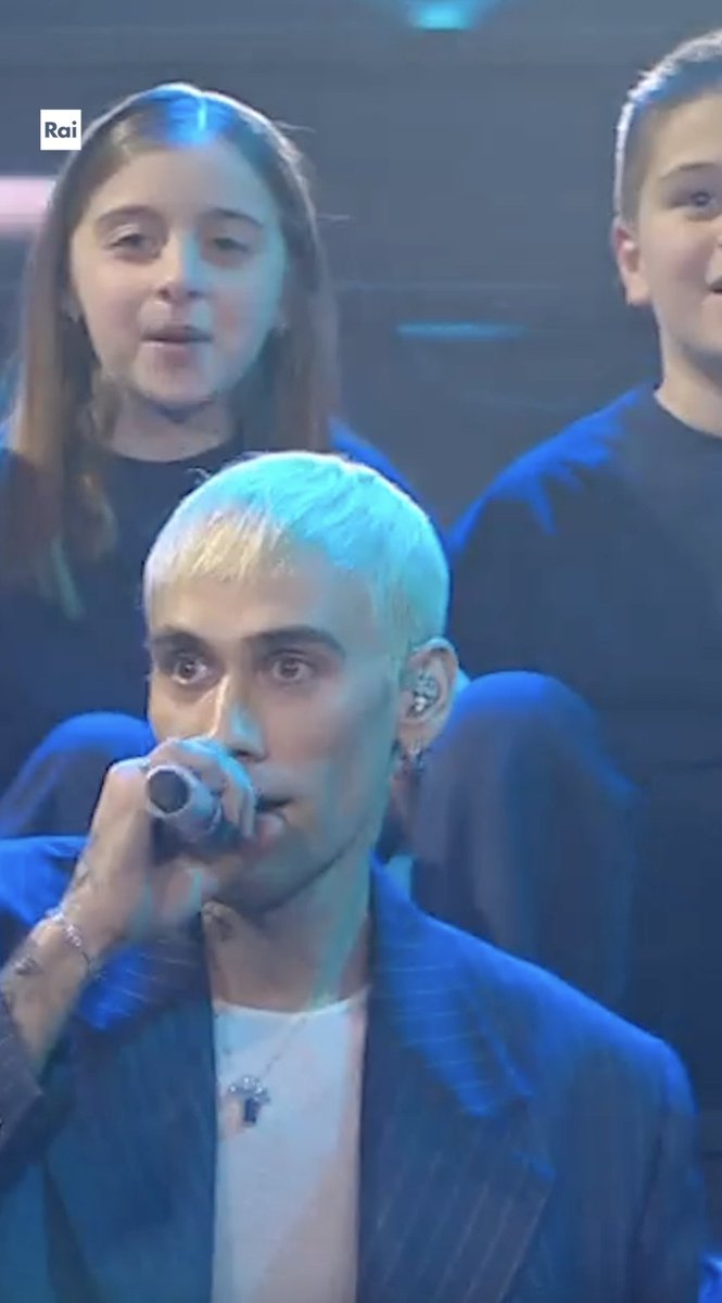 “Supereroi Come io e te Se avrai paura allora stringimi le mani” L’esibizione integrale è su RaiPlay 👉 In audio su RaiPlay Sound 👉 Mr.Rain #Supereroi #Sanremo2023