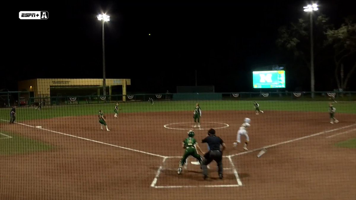 T1 | Emilee Hanlon lays out to keep the bases clear! #HornsUp 🤘