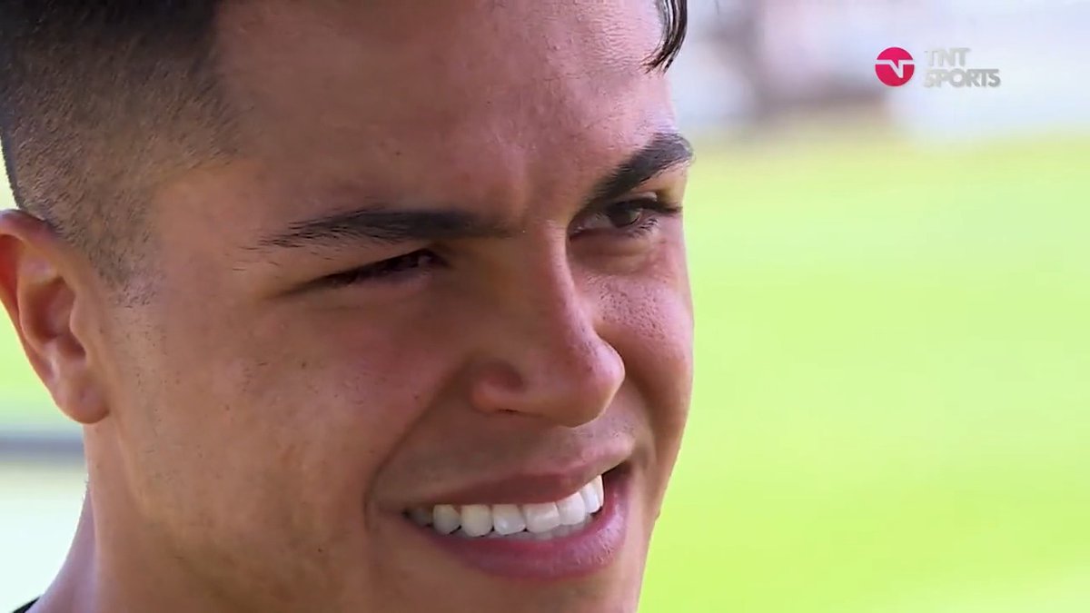 QUE HISTÓRIA ABSURDA DO RONI! Difícil não se emocionar... 🥺 O Roni abriu o coração e contou o seu corre da bola pra gente! Um corre de família, de superação e muita emoção! Com certeza o Ricardo tá muito orgulhoso do irmão dele! 👏🏽 #PaulistãoNaTNT #PaulistãoNaHBOMax