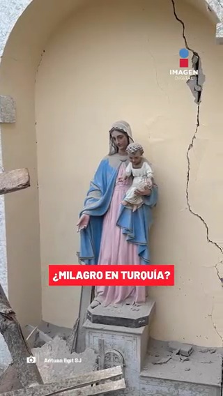 🇹🇷⛪ Tras el derrumbe de la Catedral de la Anunciación por el sismo en #Turquía, la imagen de la Virgen de María con el Niño Jesús quedó intacta. ➡️