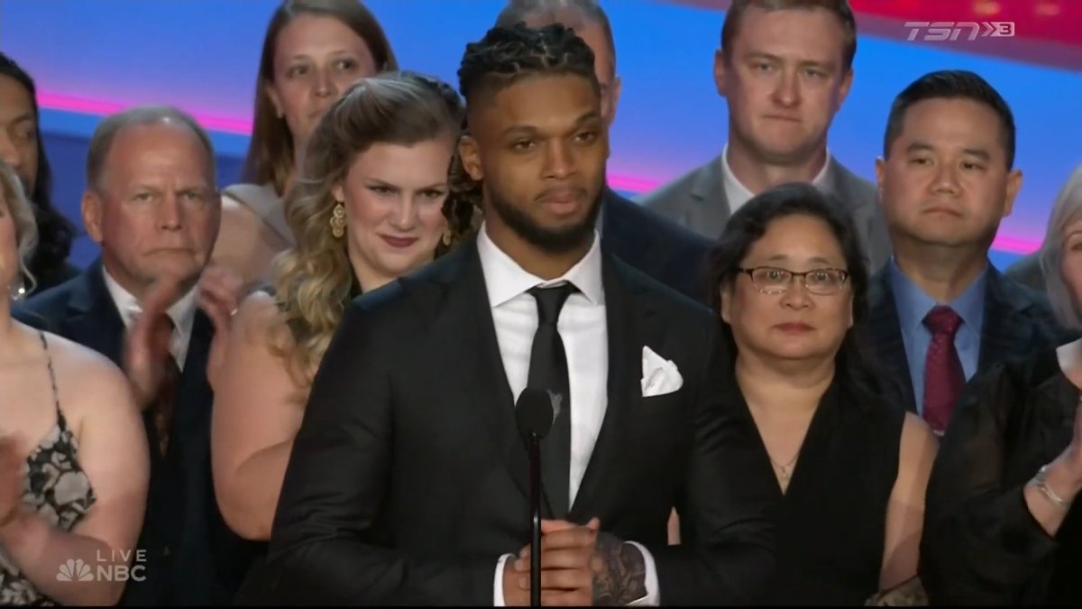 AMAZING to see Damar Hamlin recovered, up there with the medical professionals that saved his life. The feel good story I needed today.🥹♥️