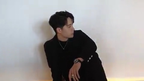 #WangYiBo 😎Is the cool guy in black your type? #王一博 😎一袭黑衣的酷盖是你的菜吗？ #YOUKU #优酷