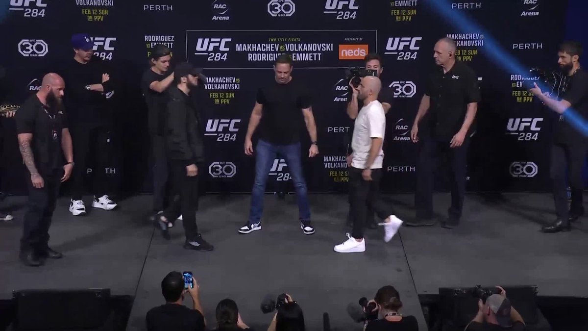 𝐅𝐀𝐂𝐄-𝐓𝐎-𝐅𝐀𝐂𝐄. 🏆 @MakhachevMMA vs 🏆 @AlexVolkanovski [ #UFC284 | Saturday | Live on ESPN+ PPV: ]i