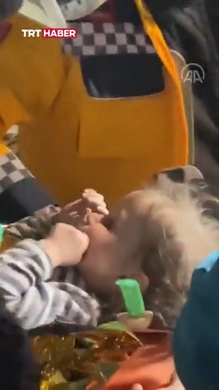 Mucizenin adı Sela… Hatay'da 1,5 yaşındaki bebek ve ailesi 96 saat sonra enkazdan sağ olarak çıkarıldı.