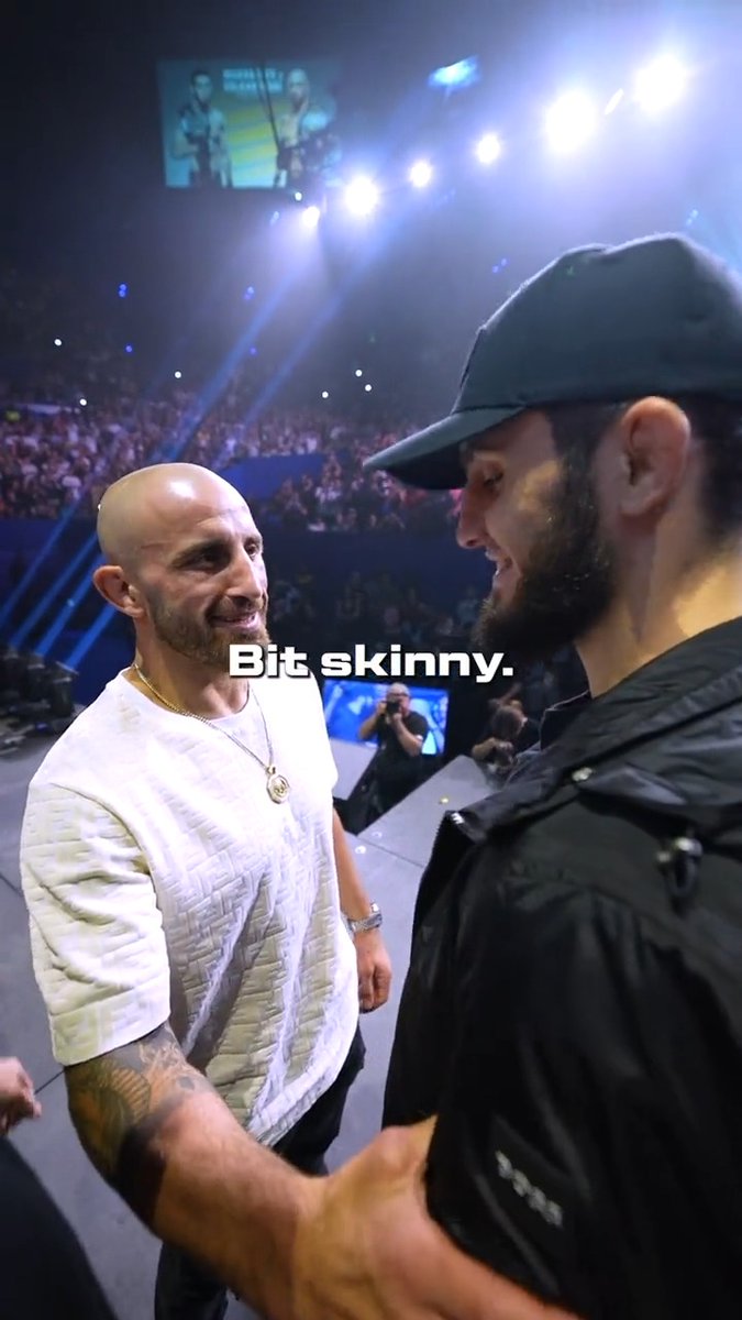 Sizing each other up! 👀 @AlexVolkanovski and Makhachev Islam up close at our #UFC284 presser!