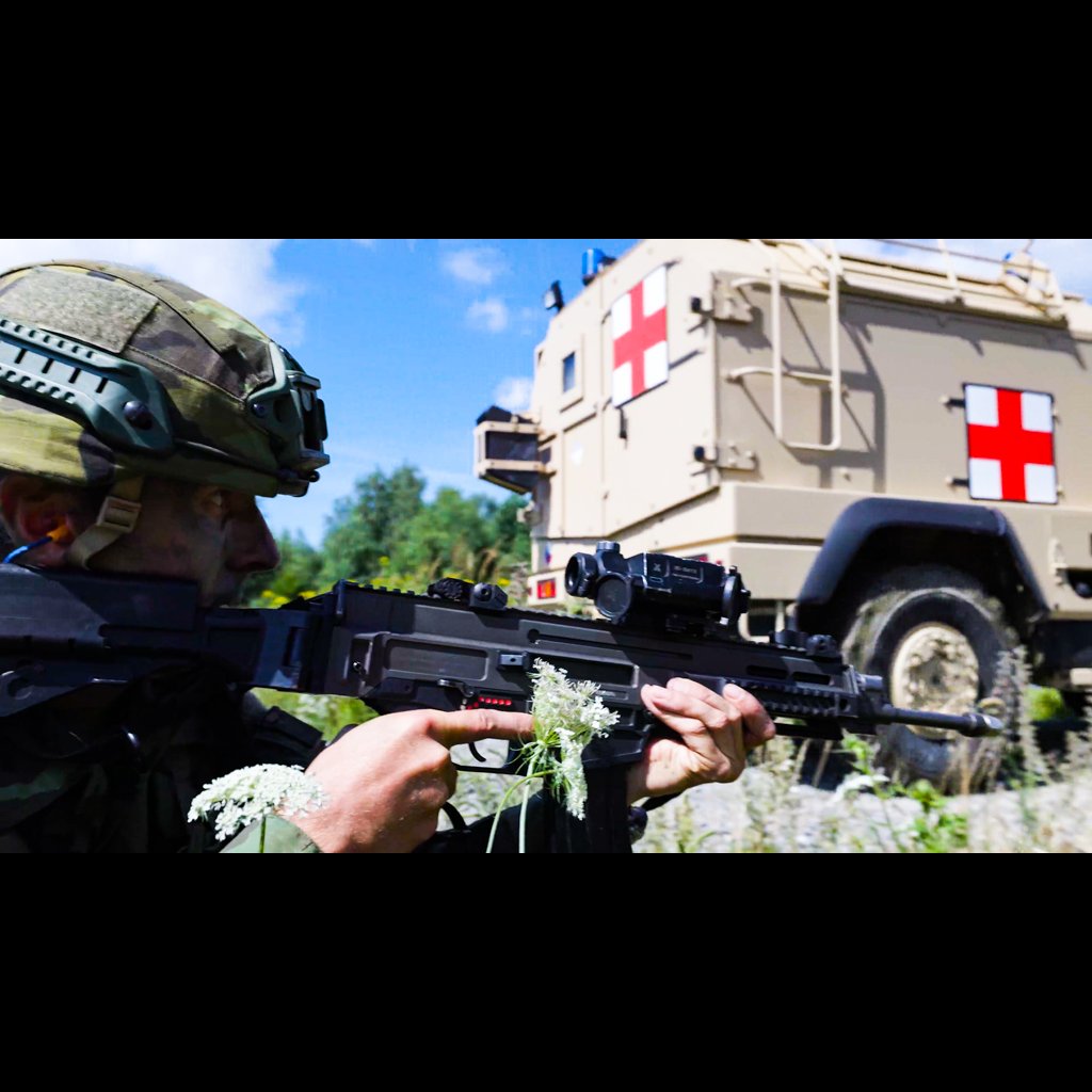 ❝We all believe that ultimately the system will save lives❞ #NATO is working with researchers in Czechia🇨🇿 to develop a new technology that helps field medics take faster and more accurate decisions on the battlefield