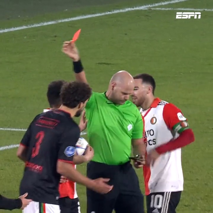De rode kaart van N.E.C.-verdediger Philippe Sandler in De Kuip is geseponeerd ✖️ Terechte beslissing?