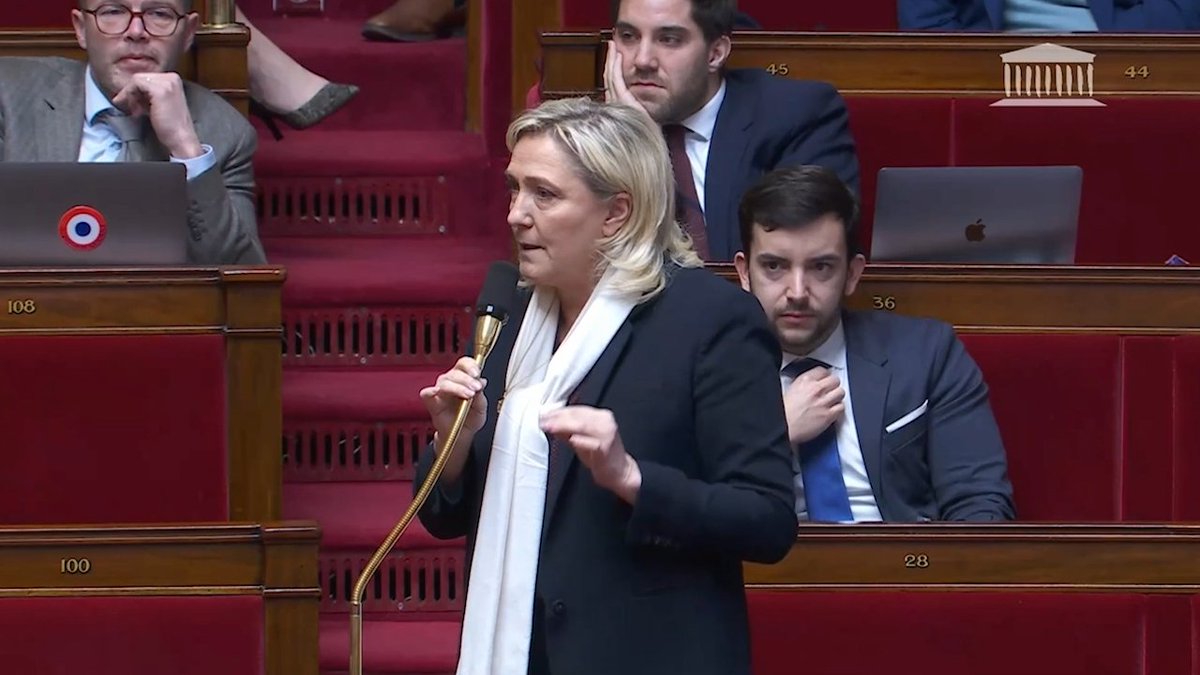 Tout le monde parle de sondages, mais je rappelle que le meilleur sondage qui aurait pu être fait, c'est par l'intermédiaire d'un référendum, et celui-là, vous l'avez TOUS refusé !