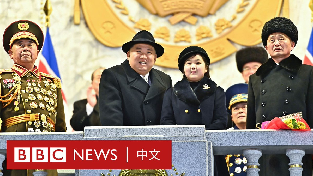 朝鲜2月8日在金日成广场举行纪念朝鲜人民军成立75周年的阅兵仪式。金正恩的女儿金珠爱(音译)再次高调现身。 金正恩亲自牵着女儿的手带队进场,这是金珠爱去年底首次在官媒上曝光后的第五次公开露面,引发外界猜测她是否可能成为接班人。