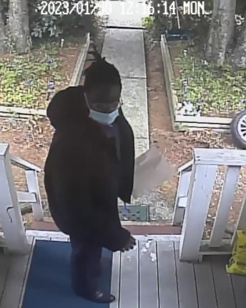 #VPDNews: Do you recognize this man? He's suspected of scamming an 81-year-old man out of $12,000. The senior thought he was providing bail money for his grandson. If you see or know this suspect, please call 604-717-0503 or Crime Stoppers.