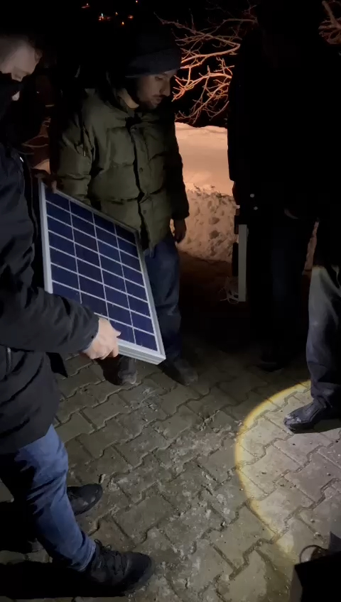 Yine çok basit, hızlı üretilen ama bir o kadar da pratik ve faydalı bir güneş enerjisi uygulaması. Şu anda elektriğe erişimde zorluk çeken köylere dağıtılıyor.