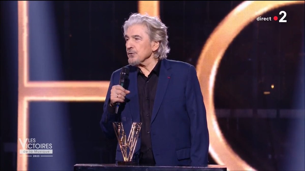 “C’est peut-être la dernière fois que je vois un public m’acclamer debout.” Avec émotion, Serge Lama évoque la fin de sa carrière en recevant une Victoire d’honneur ! #Victoires2023